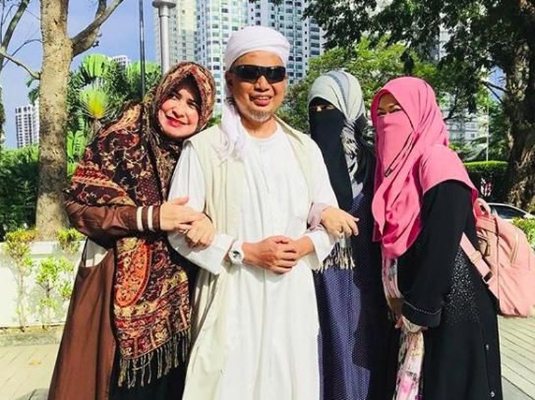 Ustad Arifin Ilham bersama tiga isterinya