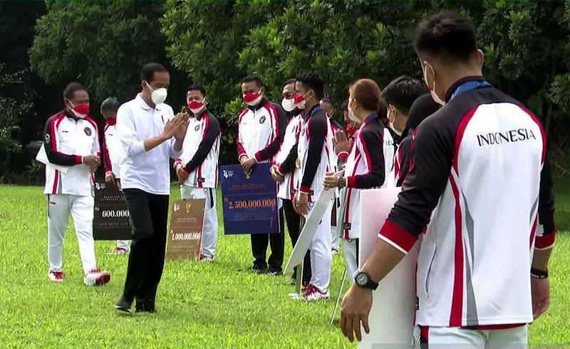 jokowi kasih bonus