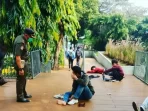 Remaja Tidur di Trotoar.