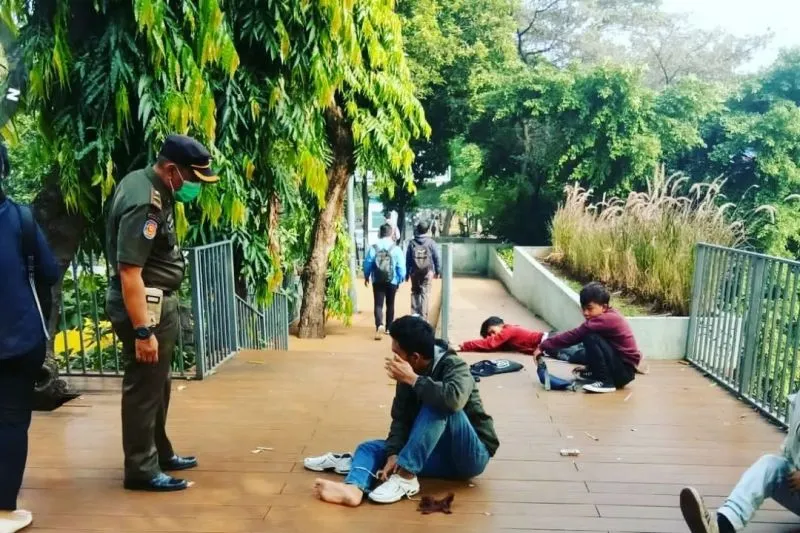 Remaja Tidur di Trotoar.