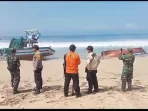 Petugas Mencari ABK yang Hilang