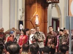Penjabat (Pj) Gubernur DKI Jakarta Heru Budi Hartono saat memberikan ucapan selamat Natal kepada jemaat di Gereja Katedral Jakarta, Jakarta Pusat, Minggu (24/12/2023). (ist/ant)
