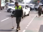 Satpol PP Jakarta Selatan menyisir ranjau paku.