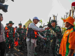 Gerebek Sampah di kawasan Rumah Apung, Muara Angke, Pluit, Penjaringan, Jakarta Utara.