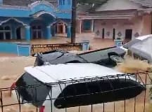 Mobil Terbawa Banjir Bandang di Sukabumi.