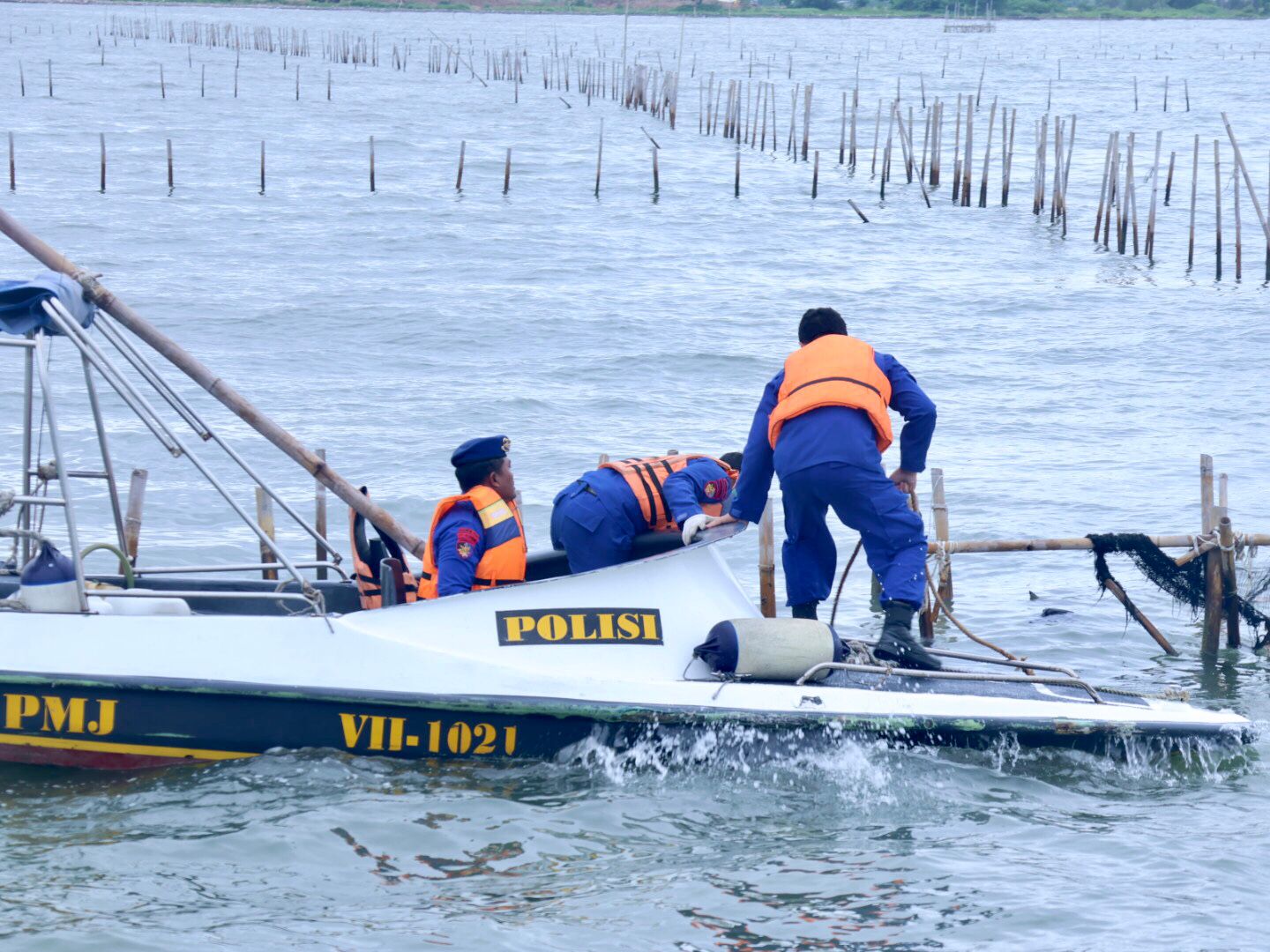 Ditpolairud Polda Metro Jaya Bongkar Pagar Laut.