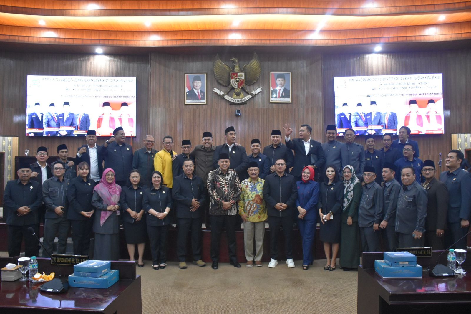 DPRD Kota Bekasi Sahkan Tri Adhianto & Abdul Harris Bobihoe Jadi Pimpinan Daerah Kota Bekasi.