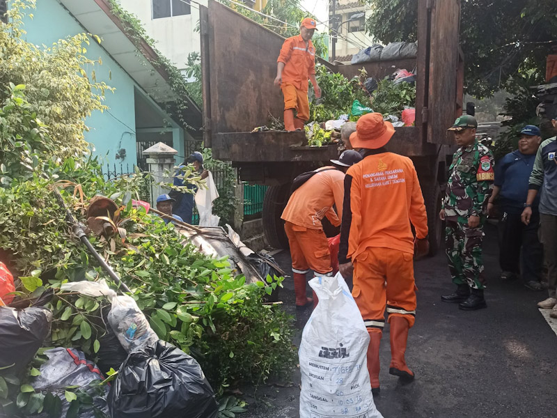 Gotongroyong Bersihkan Lingkungan.