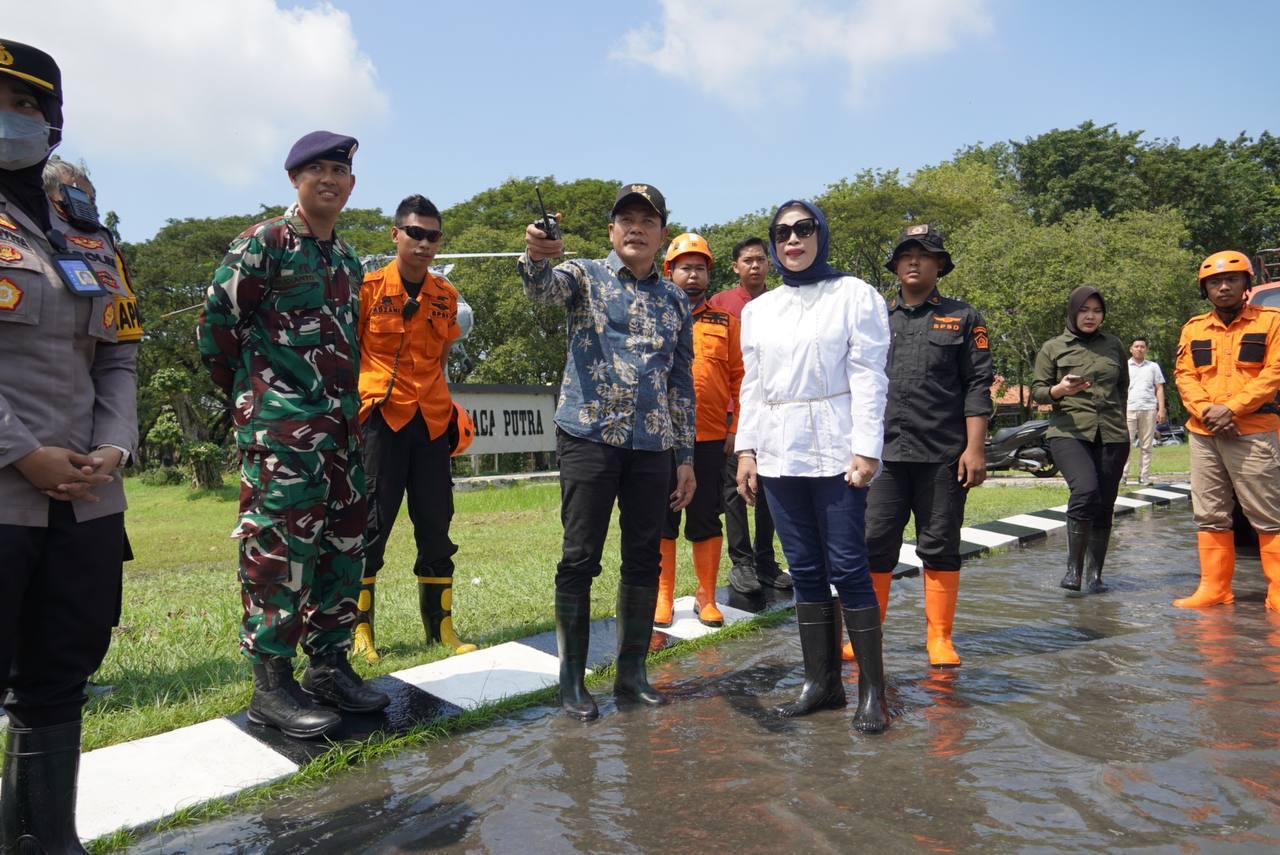Bupati Sidoarjo, H. Subandi, bersama Wakil Bupati Sidoarjo, Hj. Mimik Idayana.