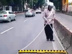 Polwan Bersih-bersih Ranjau Paku.