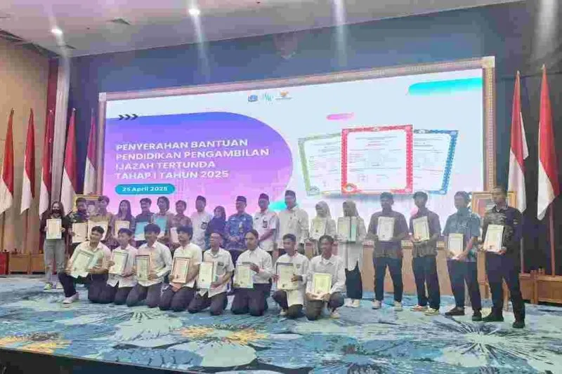 Penyerahan Ijazah yang Tertahan di Sekolah.