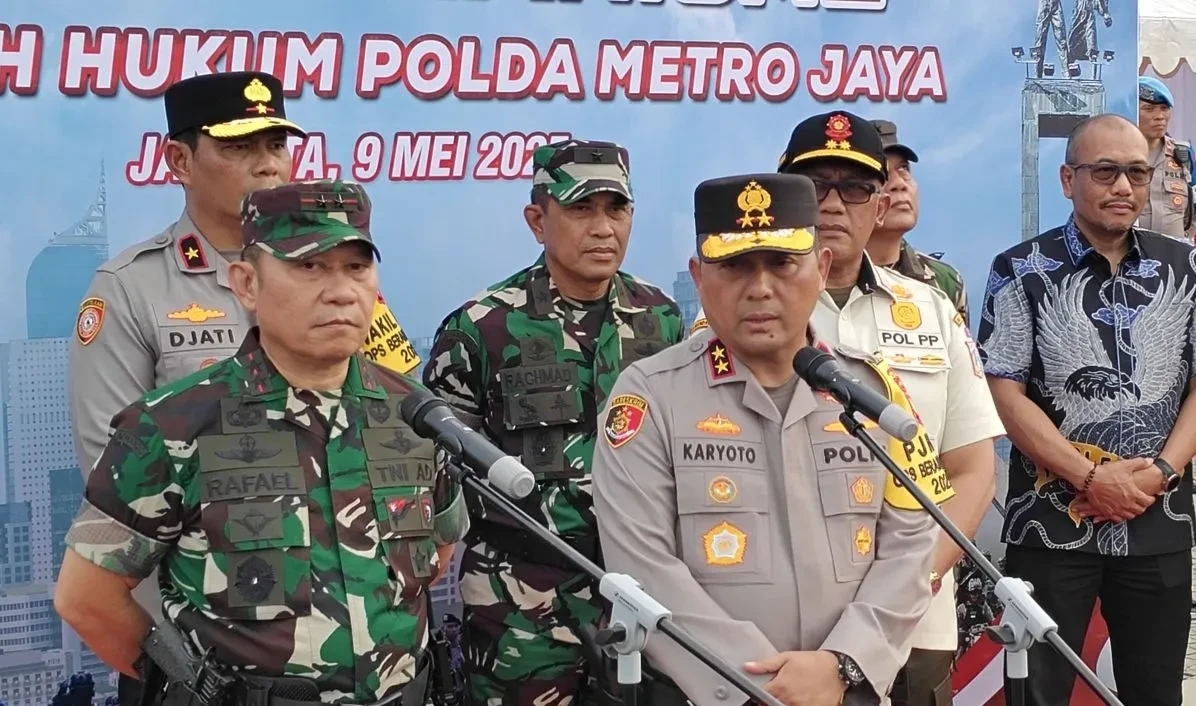 Kapolda Metro Jaya Irjen Pol Karyoto bersama Pangdam Jaya, Mayjen TNI Rafael Granada Baay. (ist)