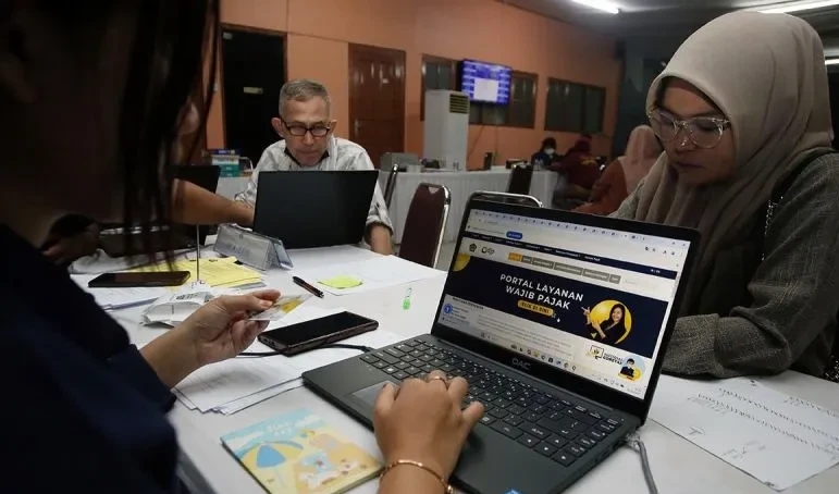 Petugas Pajak Terima SPT.