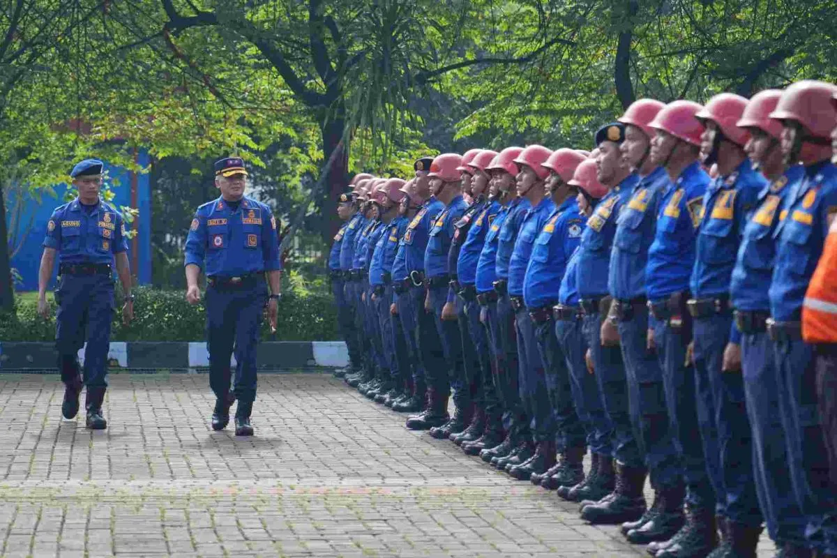 Petugas Damkar DKI Jakarta.