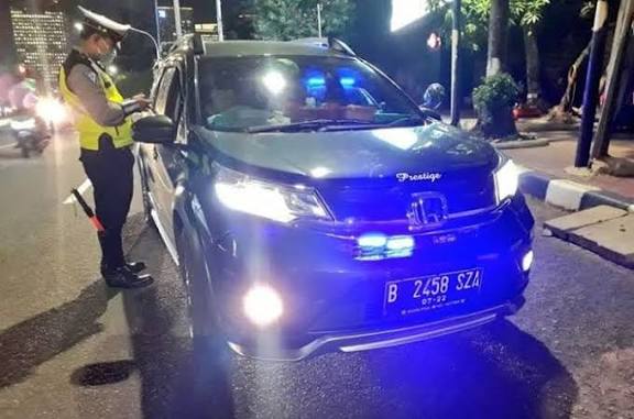 Kendaraan Pakai Strobo.
