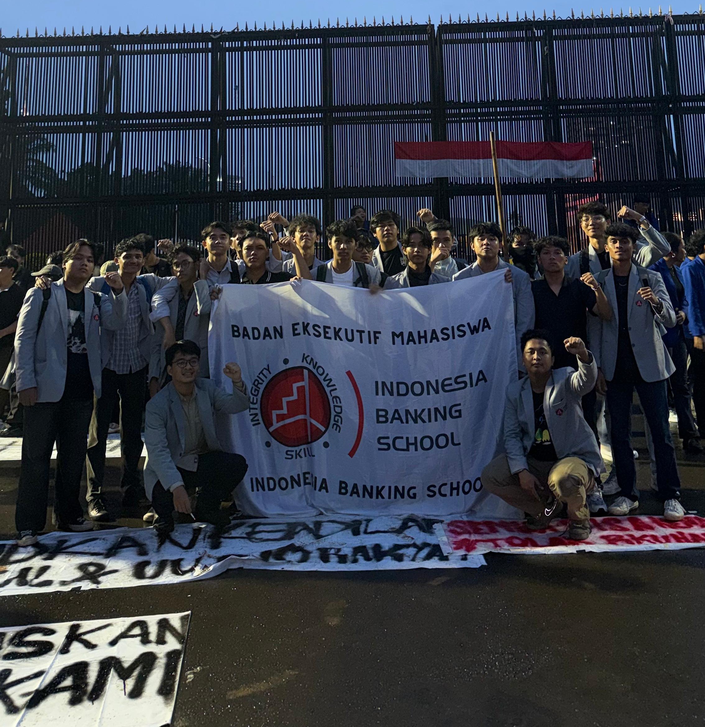 Aksi Mahasiswa Tolak RKUHAP di Gedung DPR RI.
