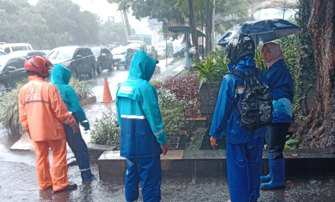 Petugas Gabungan Tangani Dampak Genangan Banjir.