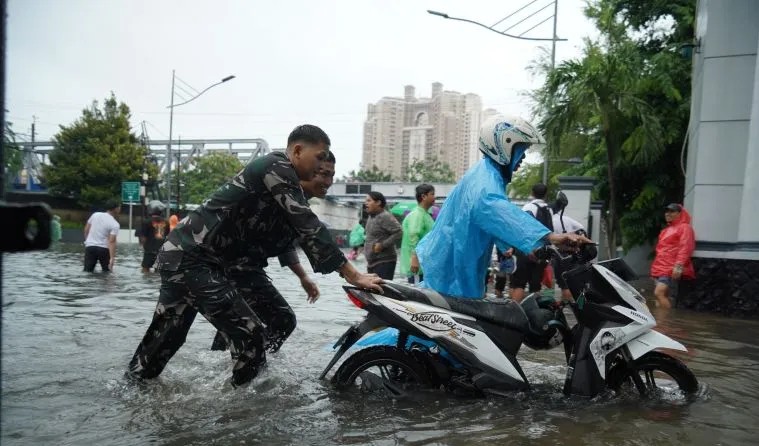 Anggota TNI AL Bantu Warga Korban Banjir.