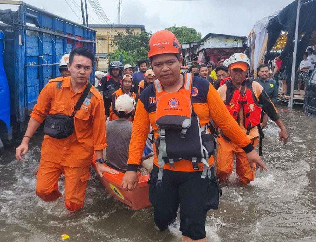 Petugas BPBD DKI Jakarta.