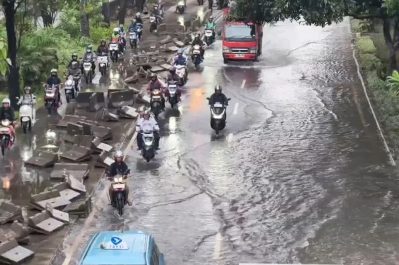 Jalan Daan Mogot Jakarta Barat Tergenang Banjir.