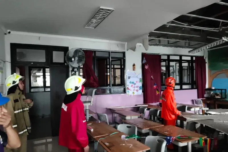 Plafon Bangunan Sekolah Roboh.