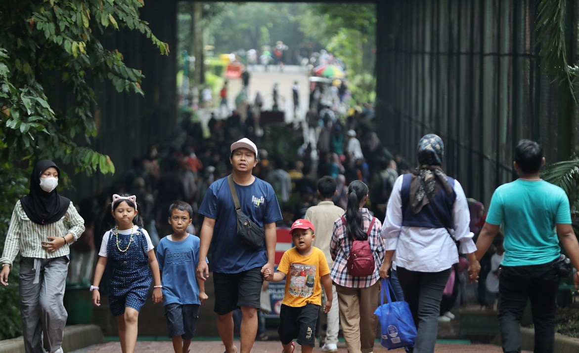 Wisatawan Kunjungi Objek Wisata Taman Margasatwa Ragunan.