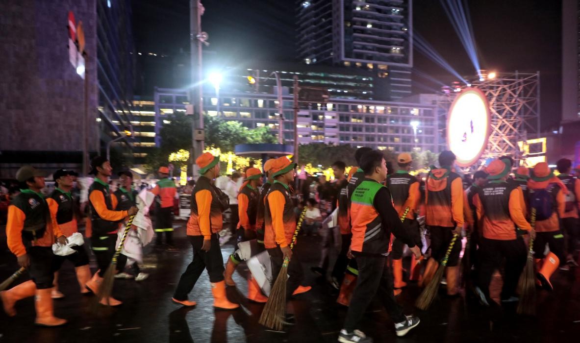 Petugas Comot Sampah di Bundaran Hotel Indonesia Jakarta.