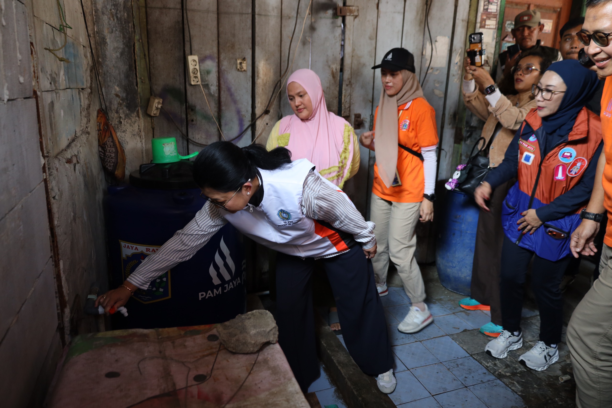 PAM Jaya & TP PKK DKI Jakarta Bagikan Toren Gratis.