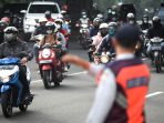Ilustrasi Petugas Dishub DKI Jakarta Mengatur Lalulintas.