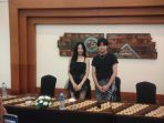 Dua artis K-Pop Korea, Gunwoo dan Henny