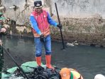 Wali Kota Jakarta Timur Munjirin turun langsung memimpin pembersihan Kali Baru.
