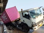 Truk Kontainer Amblas di Jalan Raya Bekasi.