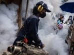 Petugas Pengasapan basmi nyamuk DBD
