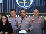 Kadiv Humas Polri Irjen Pol. Johnny Eddizon Isir (kedua dari kanan).